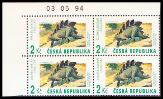 Pravěcí veleještěři - 2Kč Stegosaurus, ZP 7 - růžová skvrna mezi předníma nohama
